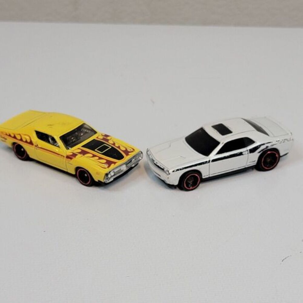 Hot Wheels‎ ‘08 Dodge Challenger SRT8 White / '71 Dodge Charger Red Lines Yellow